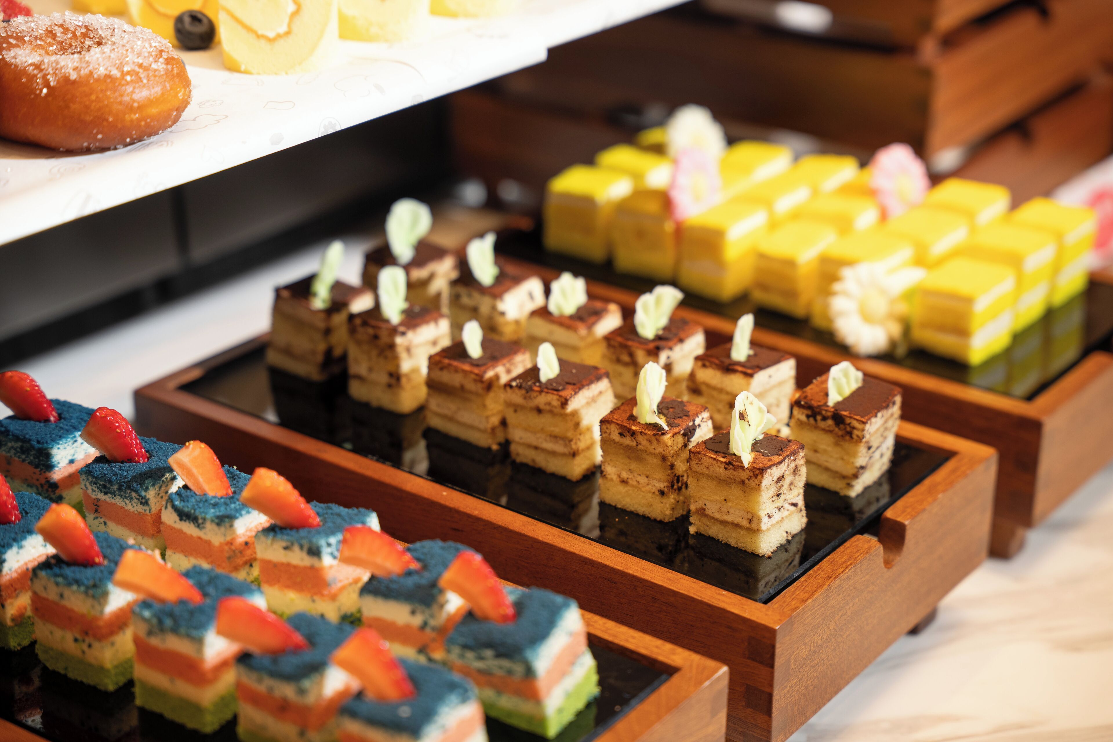 Una variedad de postres a la vista, como pasteles y repostería.