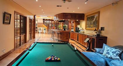 Luxurious 4-bedroom House With Private Indoor Pool in Manningham