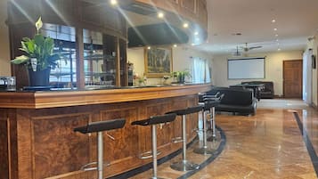 Casa, 4 habitaciones, fumadores, piscina privada | Bar (en el alojamiento)
