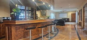 Casa, 4 habitaciones, para fumadores, alberca privada | Bar (en la propiedad)