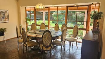 Casa, 4 habitaciones, fumadores, piscina privada | Comedor