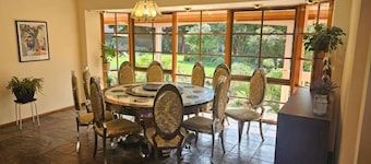 Luxurious 4-bedroom House With Private Indoor Pool in Manningham