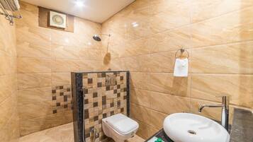 Deluxe Double Room | Bathroom | Shower, towels, soap, shampoo