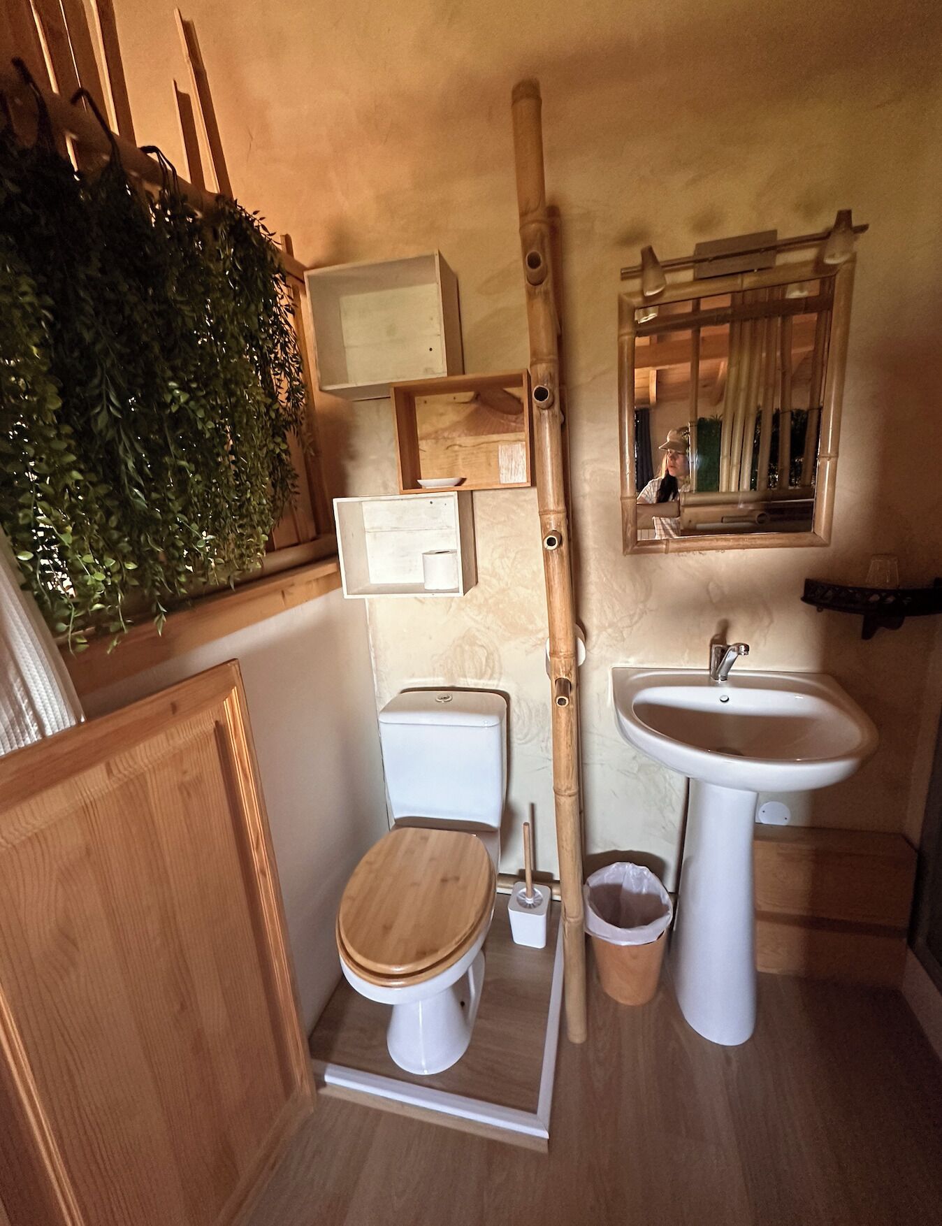 Een haardroger, handdoeken, toiletpapier