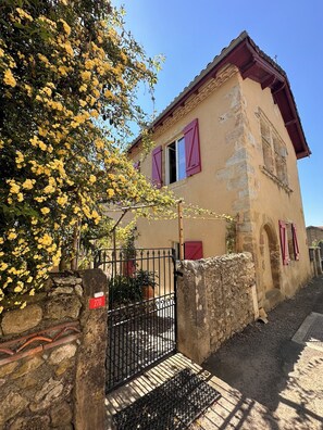 Exterior - Bed and Breakfast with a kitchen and a terrace offering panoramic views of the Pyrenees (Pimbo)