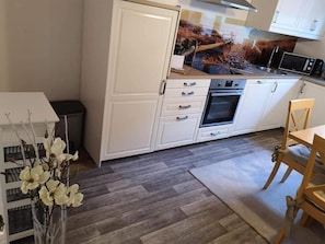 Classic-Apartment | Eigene Küche | Kühlschrank, Ofen, Herdplatte, Kochgeschirr/Geschirr/Besteck