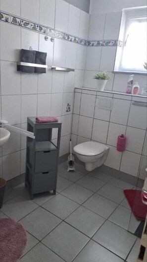 Classic-Apartment | Badezimmer | Dusche, Haartrockner, Handtücher, Toilettenpapier