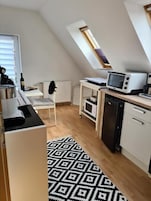 Apartamento estándar | Cocina privada | Frigorífico, horno, placa de cocina y utensilios de cocina