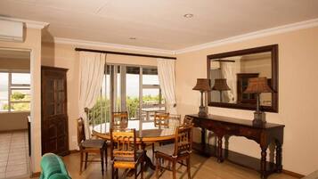 Apartment, 3 Bedrooms, Balcony, Ocean View | Dining room