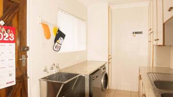 Apartment, 3 Bedrooms, Balcony, Ocean View | Laundry