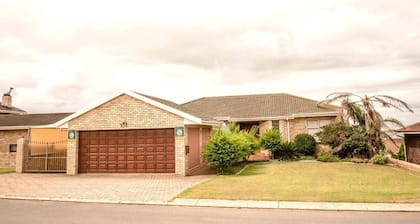 Charming 4-bedroom Apartment in Jeffreys Bay, South Africa