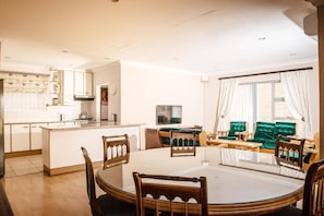Dining room - Charming 4-bedroom Apartment in Jeffreys Bay, South Africa (Jeffreys Bay)