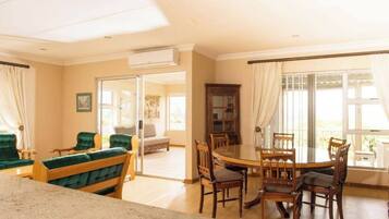 Apartment, 3 Bedrooms, Balcony, Ocean View | Living room