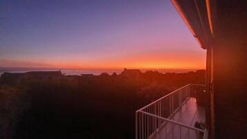 Apartment, 3 Bedrooms, Balcony, Ocean View | Property grounds