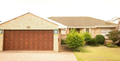 Charming 4-bedroom Apartment in Jeffreys Bay, South Africa