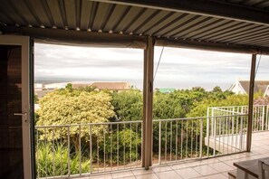 Balcony - Charming 4-bedroom Apartment in Jeffreys Bay, South Africa (Jeffreys Bay)