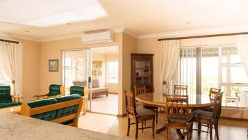 Apartment, 3 Bedrooms, Balcony, Ocean View | Living room