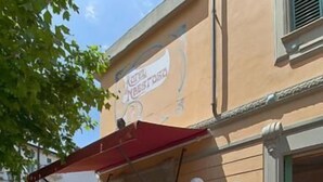 Ein Gebäude mit Außenbereich, einer roten Markise und einem Schild mit der Aufschrift 'Hotel Bestosa'.