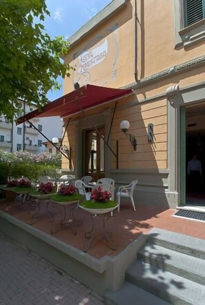 Outdoor dining - Hotel Maestoso (Montecatini Terme)