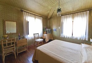 Una scrivania, Wi-Fi gratuito