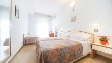 Driepersoonskamer, balkon | Een kluis op de kamer, een bureau, verduisterende gordijnen, gratis wifi