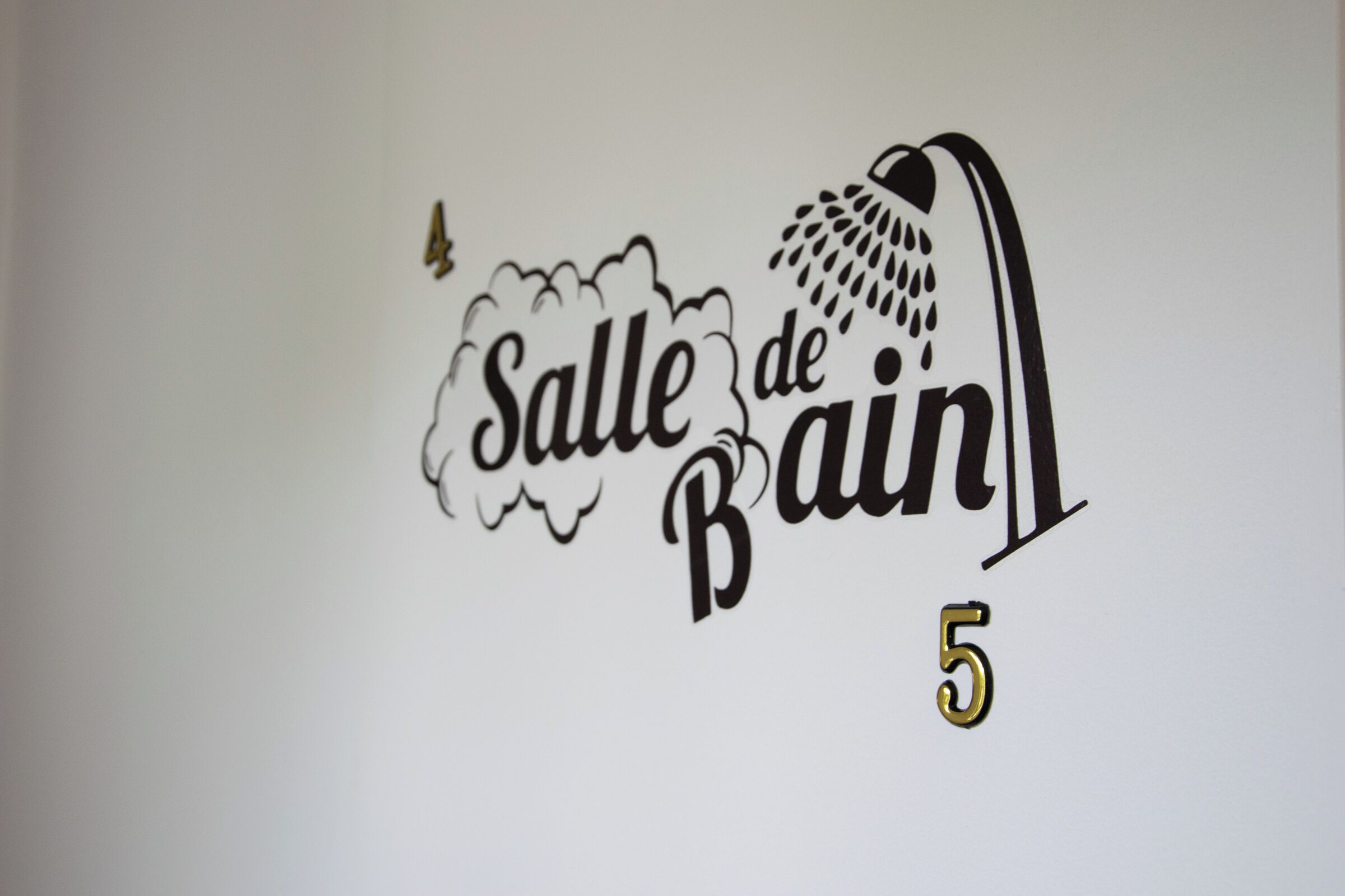 Ein Logo mit dem Text 'Salle de Bain' und der Zahl 5.