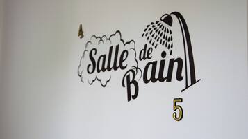 Ein Logo mit dem Text 'Salle de Bain' und der Zahl 5.