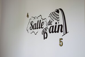 Logotipo con el texto 'Salle de Bain' y el número 5.
