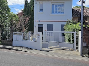 Exterior - Comfortable 4-bedroom apartment with kitchen, shared bathroom, near downtown (Toulouse)