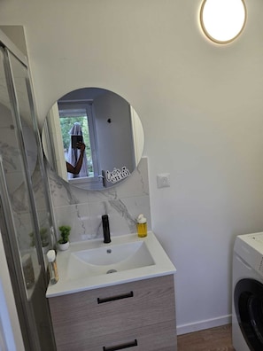 Shower, hair dryer, towels, soap - Comfortable 4-bedroom apartment with kitchen, shared bathroom, near downtown (Toulouse)