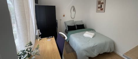 1 chambre, bureau, fer et planche à repasser, lit parapluie