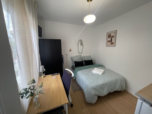 Chambre 4 confort avec cuisine, salle bain partagée, proche centre ville