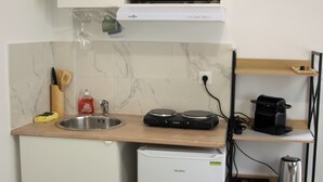 Wasserkocher mit Kaffee-/Teezubehör, Kühlschrank, Mikrowelle, Herdplatte