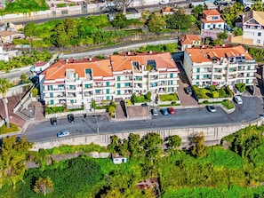 A multi-story residential building with a parking area in front. - Apartment Baly Formosa by Interhome (Funchal (Madeira))