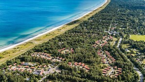 Zona residencial costera con casas y una playa.
