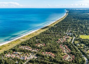 A coastal residential area with houses and a beach. - Marielyst Holiday Homes (Vaeggerlose)