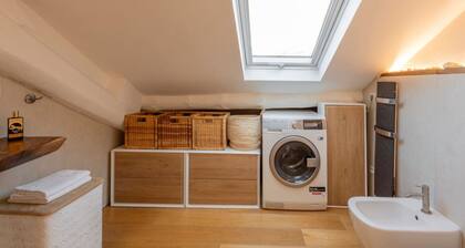Bright Attic Penthouse Safe Central Clean Quiet