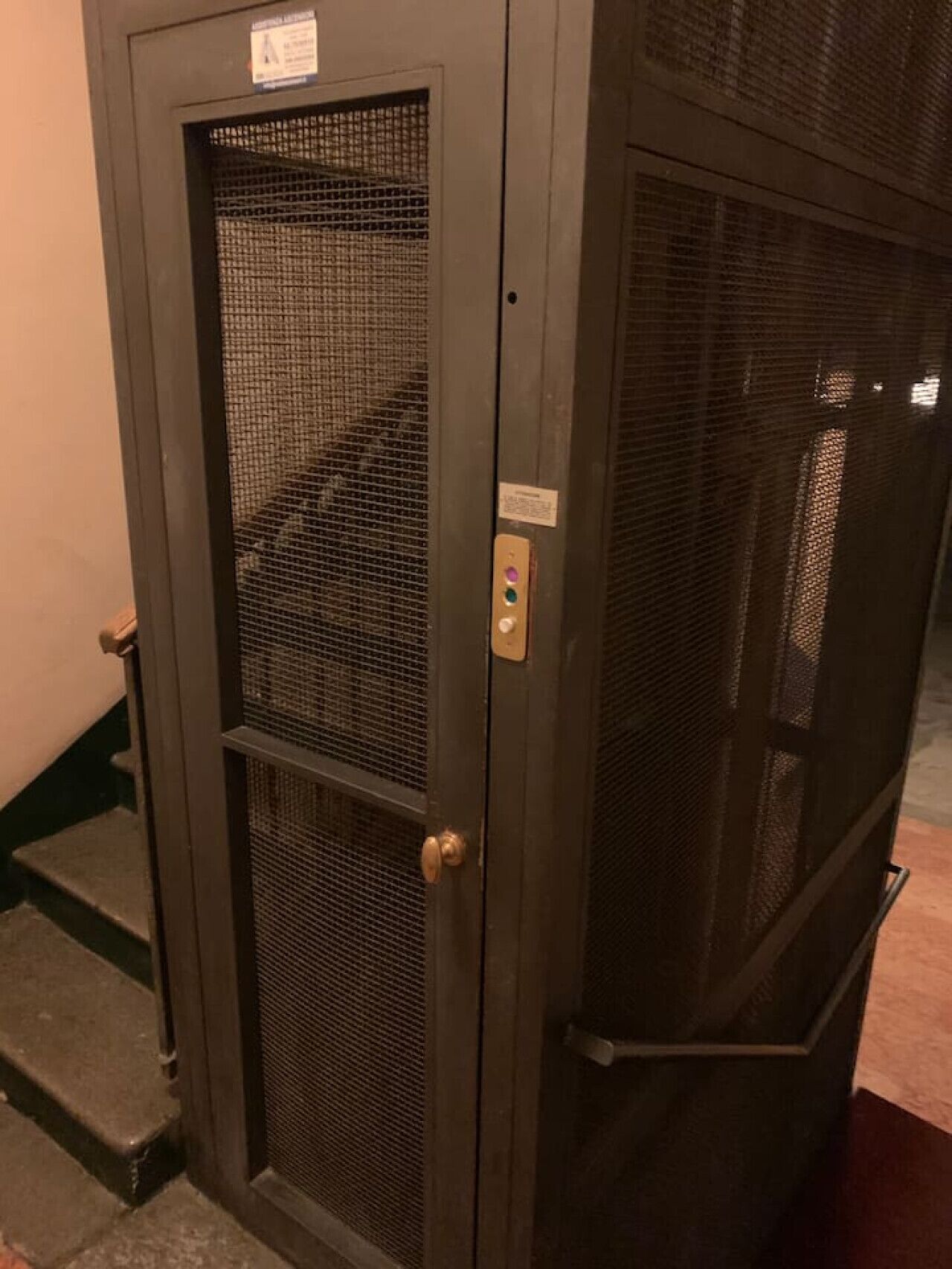 Une porte d’ascenseur en métal, dotée d’un clavier et d’une petite plaque au-dessus.