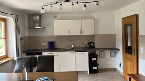 Cafetera y tetera, refrigerador, horno y parrilla de estufa