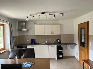 Coffee/tea maker, fridge, oven, stovetop