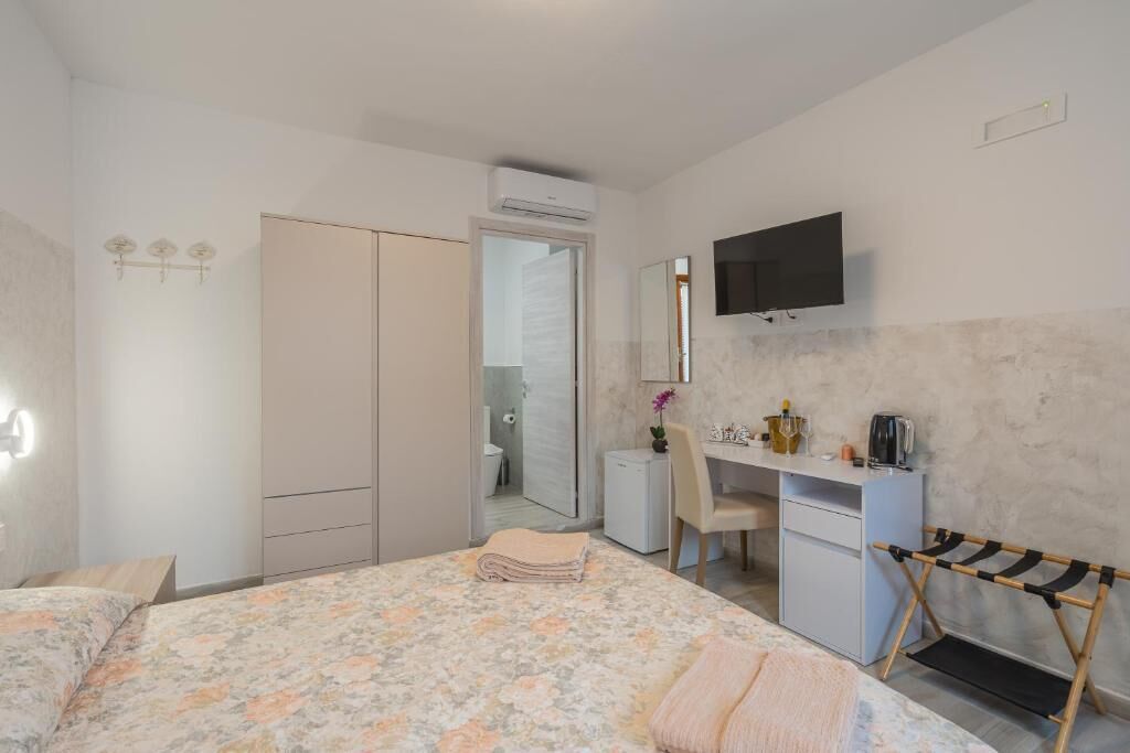 Deluxe-Doppelzimmer, Balkon | Zimmersafe, Schreibtisch, laptopgeeigneter Arbeitsplatz