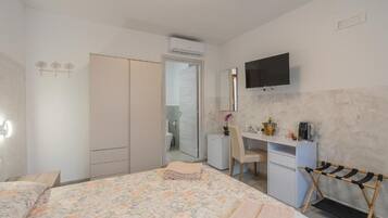 Deluxe-Doppelzimmer, Balkon | Zimmersafe, Schreibtisch, laptopgeeigneter Arbeitsplatz