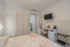 Deluxe-Doppelzimmer, Balkon | Zimmersafe, Schreibtisch, laptopgeeigneter Arbeitsplatz