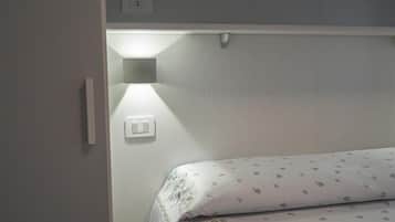 Caja de seguridad en la habitación y escritorio