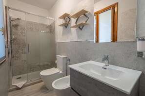 Comfort Double or Twin Room, Balcony | Bathroom - B&B L Aurora Porto Torres (Porto Torres)