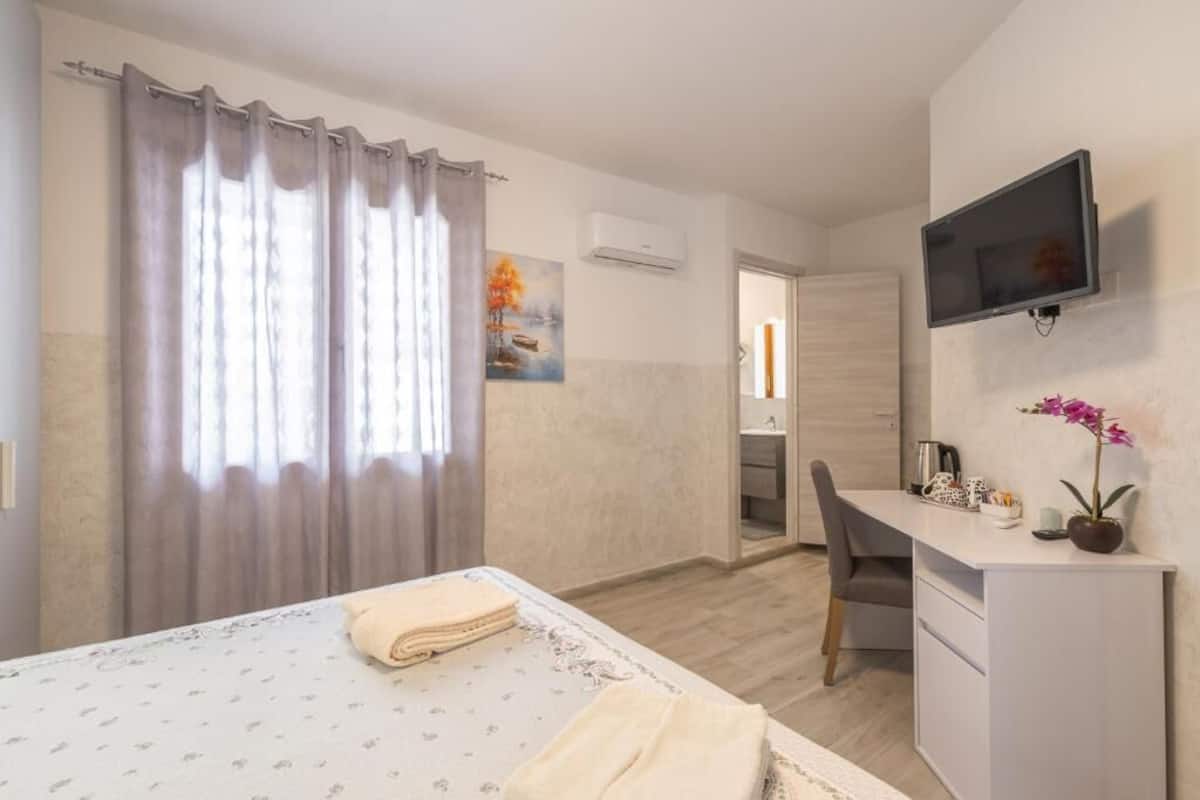 Comfort-Doppel- oder -Zweibettzimmer, Balkon | Zimmersafe, Schreibtisch, laptopgeeigneter Arbeitsplatz