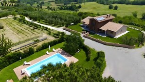 Un immobile residenziale con piscina, giardino e pannello solare sul tetto.