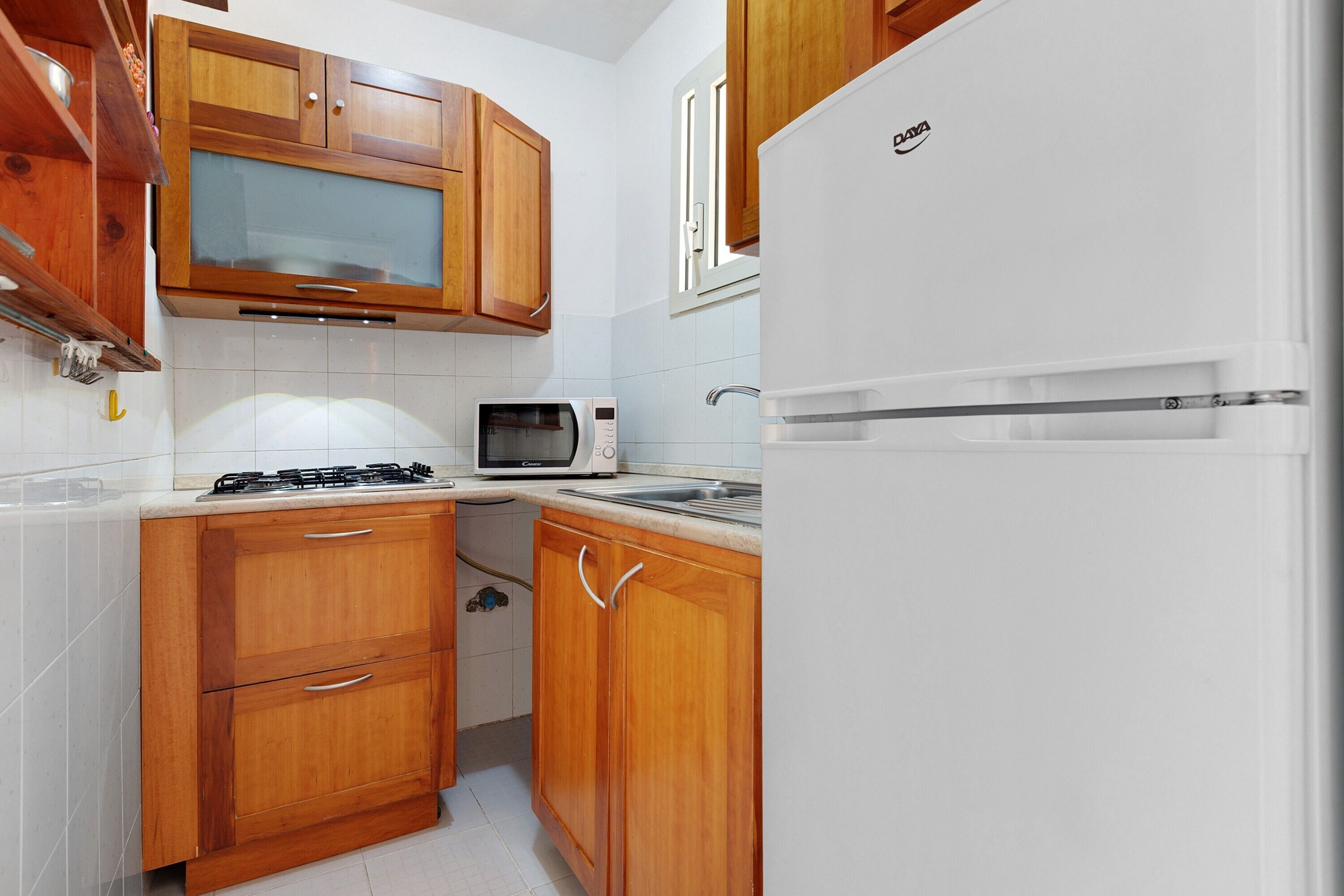 Kühlschrank, Mikrowelle, Herdplatte, Wasserkocher