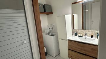Dusche, Handtücher, Toilettenpapier