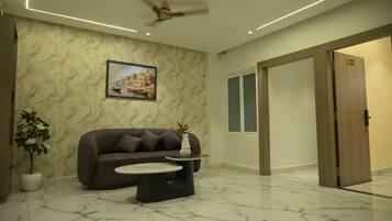 Deluxe Double Room | Living area